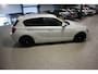 BMW 1-Serie 114i EDE / NAV / STOELVERWARMING / D-GLAS / VELG / WHITE EDITION ! ! !