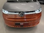 Volkswagen Multivan 1.4 eHybrid L2 Energetic 7p. PANO/HEAD-UP/TREKHAAK/CAMERA/SFEER/CARPLAY/IQ-LIGHT/KEYLESS/ACC/ADAPTIVE-ONDERSTEL/18"/PRIVACY/TWO-TONE ORANGE-SILVER/VOLLEDIG VW DEALER HISTORIE