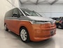 Volkswagen Multivan 1.4 eHybrid L2 Energetic 7p. PANO/HEAD-UP/TREKHAAK/CAMERA/SFEER/CARPLAY/IQ-LIGHT/KEYLESS/ACC/ADAPTIVE-ONDERSTEL/18"/PRIVACY/TWO-TONE ORANGE-SILVER/VOLLEDIG VW DEALER HISTORIE