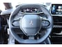 Peugeot e-2008 EV 136PK ALLURE PACK AUTOMAAT / NAVI / LEDER / CLIMA / LED / PDC / 17" LMV / CAMERA / KEYLESS / WINTERPAKKET / BLUETOOTH / CRUISECONTROL / 1E EIGENAAR / NIEUWSTAAT !!