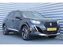 Peugeot e-2008 EV 136PK ALLURE PACK AUTOMAAT / NAVI / LEDER / CLIMA / LED / PDC / 17" LMV / CAMERA / KEYLESS / WINTERPAKKET / BLUETOOTH / CRUISECONTROL / 1E EIGENAAR / NIEUWSTAAT !!
