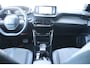 Peugeot e-2008 EV 136PK ALLURE PACK AUTOMAAT / NAVI / LEDER / CLIMA / LED / PDC / 17" LMV / CAMERA / KEYLESS / WINTERPAKKET / BLUETOOTH / CRUISECONTROL / 1E EIGENAAR / NIEUWSTAAT !!