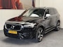 Volvo XC90 2.0 T8 TWIN ENGINE AWD R-DESIGN 7 PERSOONS LEDER NAVIGATIE LUCHTVERING ADAPTIVE CRUISE CONTROL HEAD-UP DISPLAY PANORAMA SCHUIF/KANTELDAK ACHTERUITRIJCAMERA ZEER MOOI !!