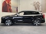 Volvo XC90 2.0 T8 TWIN ENGINE AWD R-DESIGN 7 PERSOONS LEDER NAVIGATIE LUCHTVERING ADAPTIVE CRUISE CONTROL HEAD-UP DISPLAY PANORAMA SCHUIF/KANTELDAK ACHTERUITRIJCAMERA ZEER MOOI !!