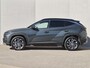 Hyundai Tucson 1.6 T-GDI PHEV Premium / Facelift Model / Dealer onderhouden / Fabrieksgarantie tot 09-2029 / Head Up Display / Trekgewicht 1210 kg / Elektrische achterklep / Achteruitrijcamera / Draadloze telefoon lader / Apple Carplay Android Auto / Stuur- & Stoelverwarming / Keyless Entry/Start /