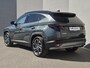 Hyundai Tucson 1.6 T-GDI PHEV Premium / Facelift Model / Dealer onderhouden / Fabrieksgarantie tot 09-2029 / Head Up Display / Trekgewicht 1210 kg / Elektrische achterklep / Achteruitrijcamera / Draadloze telefoon lader / Apple Carplay Android Auto / Stuur- & Stoelverwarming / Keyless Entry/Start /