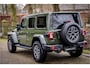 Jeep Wrangler Unlimited 4xe 380 Sahara Cognac Leder | Sky One Softtop | Sarge Green | Adaptive Cruise | Trekhaak