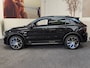 Lynk & Co 01 1.5 MY 2023 ZWARTE HEMEL 100 STUKS OP VOORRAAD ! VOL OPTIES ! 360 CAMERA ADAPTIVE CRUISE CONTROL PANORAMA SCHUIF/KANTELDAK APPLE CARPLAY/ANDROID RIJSTROOKSENSOREN ZEER MOOI !!