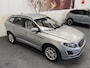 Volvo XC60 3.0 T6 AWD MOMENTUM NIEUWE APK YOUNGTIMER ! LEDER CRUISE CONTROL CLIMATE CONTROL BLUETOOTH TELEFOON 18" LM VELGEN PDC FACELIFT MODEL !!