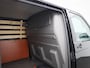Volkswagen Transporter 2.0 TDI L2H1 110PK | Trekhaak | Parkeersensoren Voor + Achter | Airco | Cruise Control | Multifunctioneel Stuurwiel | Verwarmbare Voorruit | Achteruitrijcamera | Navigatie | Apple/Android Carplay |