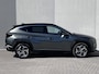 Hyundai Tucson 1.6 T-GDI PHEV Premium 4WD / Dealer onderhouden / Fabrieksgarantie tot 01-2027 / Afn. trekhaak 1.350 kg / Automaat / Leder / Elektrische stoelen & klep / Camera 360° / Stoelventilatie / Stuur-, stoel- & achterbankverwarming / Apple Carpay Android / 19" LM wielen /