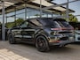 Porsche Cayenne 3.0 E-Hybrid | SPORTCHRONO | SPORTUITLAATEINDPIJPEN | PASM LUCHTVERING | MATRIX | BOSE | STOELVERWARMING | 18-WEG STOELEN | PANORAMA/SCHUIF-KANTELDAK | CAMERA | ELEKTR.TREKHAAK | ADAPTIEVE CRUISE CONTROL | 22 INCH 911 TURBO DESIGN |