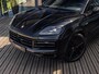 Porsche Cayenne 3.0 E-Hybrid | SPORTCHRONO | SPORTUITLAATEINDPIJPEN | PASM LUCHTVERING | MATRIX | BOSE | STOELVERWARMING | 18-WEG STOELEN | PANORAMA/SCHUIF-KANTELDAK | CAMERA | ELEKTR.TREKHAAK | ADAPTIEVE CRUISE CONTROL | 22 INCH 911 TURBO DESIGN |