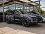 Porsche Cayenne 3.0 E-Hybrid | SPORTCHRONO | SPORTUITLAATEINDPIJPEN | PASM LUCHTVERING | MATRIX | BOSE | STOELVERWARMING | 18-WEG STOELEN | PANORAMA/SCHUIF-KANTELDAK | CAMERA | ELEKTR.TREKHAAK | ADAPTIEVE CRUISE CONTROL | 22 INCH 911 TURBO DESIGN |