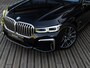 BMW 7-Serie 745Le xDrive High Executive | M-SPORT | BOWERS & WILKINS | TV SCHERMEN | STOELMASSAGE VOOR EN ACHTER | STOELVENTILATIE | INTEGRAL ACTIVE STEERING | SOFTCLOSE | HEAD-UP | SKY LOUNGE PANORAMADAK | 20 INCH |