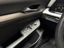 Volkswagen Golf 1.0 TSI Sportline Automaat (APPLE CARPLAY, GROOT NAVI, CAMERA, GETINT GLAS, SPORTSTOELEN, SFEERVERLICHTING, LANE ASSIST, ADAPTIVE CRUISE, NIEUWSTAAT)