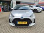 Toyota Yaris 1.5 Hybrid STYLE TREKHAAK PARK-SENSOREN STOELVERW BLIND SPOT KEYLESS APPLE/ANDROID LED CLIMA AD-CRUISE 15'' LM-VELGEN
