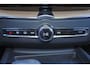 Volvo XC60 T6 Recharge AWD Plus Dark Panorama/schuifdak - IntelliSafe Assist & Surround - 360º Camera - Harman/Kardon audio - Adaptieve LED koplampen - Verwarmde voorstoelen, stuur & achterbank - Parkeersensoren voor & achter - Elektr. bedienb. voorstoelen met geheugen - Head up display - Extra getint glas - Inklapbare trekhaak - 19' LMV