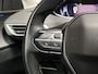 Peugeot 5008 1.2 PureTech Allure Sport 7 Persoons (APPLE CARPLAY, GROOT NAVI, STOELVERWARMING, LEDER, 360 CAMERA, SPORTSTOELEN, LANE ASSIST, GETINT GLAS, CRUISE, NIEUWSTAAT)