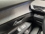 Peugeot 5008 1.2 PureTech Allure Sport 7 Persoons (APPLE CARPLAY, GROOT NAVI, STOELVERWARMING, LEDER, 360 CAMERA, SPORTSTOELEN, LANE ASSIST, GETINT GLAS, CRUISE, NIEUWSTAAT)