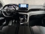 Peugeot 5008 1.2 PureTech Allure Sport 7 Persoons (APPLE CARPLAY, GROOT NAVI, STOELVERWARMING, LEDER, 360 CAMERA, SPORTSTOELEN, LANE ASSIST, GETINT GLAS, CRUISE, NIEUWSTAAT)