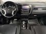 Mitsubishi Outlander 2.0 PHEV Deluxe 204Pk Automaat (SCHUIFDAK, NAVIGATIE, LEDER, 360 CAMERA, GETINT GLAS, STUUR/STOELVERWARMING, ADAPTIVE CRUISE, NIEUWE APK, NIEUWSTAAT)