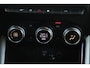 Renault Clio 1.0 TCe Intens Groot Navigatie 16 inch LMV Half Leder Sfeerverlichting Navigatie Achteruitrijcamera Carplay Clima Cruise Control