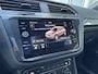 Volkswagen Tiguan 1.5 TSI 150pk DSG ACT Highline Business R R-line Panorama Trekhaak Assistentie pakket Navigatie 20" Velgen