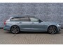 Volvo V90 2.0 T8 Plug-in Hybrid AWD Ultimate Dark | Luchtvering | Bowers Wilkins Audio | 360 Graden Camera | Panoramadak | Head-up Display | Sportstoelen | Elektrische Achterklep | Navigatie | Apple Carplay | Android Auto | Cruise Control Adaptief