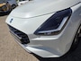 Suzuki Swift 1.2 Style Smart Hybrid | Automaat / Nieuw model | Parelmoer / Carplay / Clima / Two-Tone