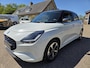 Suzuki Swift 1.2 Style Smart Hybrid | Automaat / Nieuw model | Parelmoer / Carplay / Clima / Two-Tone