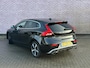 Volvo V40 1.5 T3 Nordic+ Sport | R-Design Exterieur | Lichtmetalen Velgen 17 inch | Navigatie | Parkeerverwarming | Stoelverwarming | Verwarmde Voorruit | Sportonderstel | LED Koplampen | Bluetooth