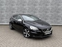 Volvo V40 1.5 T3 Nordic+ Sport | R-Design Exterieur | Lichtmetalen Velgen 17 inch | Navigatie | Parkeerverwarming | Stoelverwarming | Verwarmde Voorruit | Sportonderstel | LED Koplampen | Bluetooth