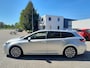 Toyota Corolla Touring Sports 2.0 Hybrid Style mooie complete in Nederland nieuw geleverde Corolla met afneembare trekhaak!