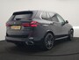 BMW X5 xDrive50e M Sport PHEV 490pk Dealer O.H. | Panodak Sky Lounge | Luchtvering | Head Up | 360 Camera | Harman / Kardon | Nappa Lederen Comfortstoelen Memory & Verwarmd | Carbon Schwarz | Apple Carplay | Keyless | Blis | 22"L.M | Plug In Hybrid |