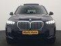 BMW X5 xDrive50e M Sport PHEV 490pk Dealer O.H. | Panodak Sky Lounge | Luchtvering | Head Up | 360 Camera | Harman / Kardon | Nappa Lederen Comfortstoelen Memory & Verwarmd | Carbon Schwarz | Apple Carplay | Keyless | Blis | 22"L.M | Plug In Hybrid |