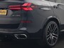 BMW X5 xDrive50e M Sport PHEV 490pk Dealer O.H. | Panodak Sky Lounge | Luchtvering | Head Up | 360 Camera | Harman / Kardon | Nappa Lederen Comfortstoelen Memory & Verwarmd | Carbon Schwarz | Apple Carplay | Keyless | Blis | 22"L.M | Plug In Hybrid |