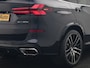 BMW X5 xDrive50e M Sport PHEV 490pk Dealer O.H. | Panodak Sky Lounge | Luchtvering | Head Up | 360 Camera | Harman / Kardon | Nappa Lederen Comfortstoelen Memory & Verwarmd | Carbon Schwarz | Apple Carplay | Keyless | Blis | 22"L.M | Plug In Hybrid |