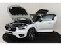 Volvo XC40 T5 TWIN ENGINE R-DESIGN -HARMAN/KARDON|ADAP.LED|CAMERA|PRIVACY.GLAS|VERW.VOORRUIT|CARPLAY|TREKHAAK|20"