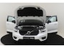 Volvo XC40 T5 TWIN ENGINE R-DESIGN -HARMAN/KARDON|ADAP.LED|CAMERA|PRIVACY.GLAS|VERW.VOORRUIT|CARPLAY|TREKHAAK|20"
