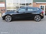 BMW 1-Serie 118i Sport High Executive|Sport stoelen leder|Zwarte hemelbekleding|Stoelverwarming|Sfeerverlichting|Carplay.