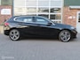BMW 1-Serie 118i Sport High Executive|Sport stoelen leder|Zwarte hemelbekleding|Stoelverwarming|Sfeerverlichting|Carplay.