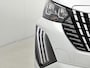Peugeot e-2008 SUV EV Allure Avantage 54 kWh 156pk | 406km WLTP Actieradius | Navigatie | Rondomzichtcamera | Climate Control | Adaptieve Cruise Control | Parkeersensoren v+a | Dodehoeksensor | Keyless | Draadloze Apple Carplay / Android Auto + telefoonlader | Digitaal instrumentenpaneel | Armsteun | Elektrisch inklapbare spiegels | DAB+ radio | Led koplampen | Donker getint glas | 17" lichtmetalen velgen |