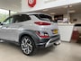 Hyundai Kona 1.6 GDI HEV Premium,Automaat,Digitaaldasbord,Head-Up Display,Keyless,Climate&Cruiscontrol Adaptief,Spraakbediening,Trekhaak,Navigatie,Achteruitrijcamera,Stoelen Elektrischbedienbaar,Stoel &Stuurverwarming,Krell Premium,Tel Lader,18 Inch Lmv