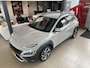 Hyundai Kona 1.6 GDI HEV Premium,Automaat,Digitaaldasbord,Head-Up Display,Keyless,Climate&Cruiscontrol Adaptief,Spraakbediening,Trekhaak,Navigatie,Achteruitrijcamera,Stoelen Elektrischbedienbaar,Stoel &Stuurverwarming,Krell Premium,Tel Lader,18 Inch Lmv