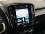Volvo XC40 1.5 T4 Recharge R-Design 211Pk Automaat (APPLE CARPLAY, GROOT NAVI, LEDER/ALCANTARA, STUUR/STOELVERWARMING, CAMERA, TREKHAAK, SPORTSTOELEN, GETINT GLAS, LANE ASSIST, NIEUWSTAAT)