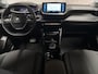 Peugeot 208 1.2 PureTech Allure Sport Automaat (VIRTUAL COCKPIT, APPLE CARPLAY, GROOT NAVI, 360 CAMERA, SPORTSTOELEN, LEDER, ADAPTIVE CRUISE, KEYLESS, NIEUWSTAAT)