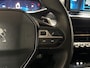 Peugeot 208 1.2 PureTech Allure Sport Automaat (VIRTUAL COCKPIT, APPLE CARPLAY, GROOT NAVI, 360 CAMERA, SPORTSTOELEN, LEDER, ADAPTIVE CRUISE, KEYLESS, NIEUWSTAAT)