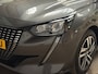 Peugeot 208 1.2 PureTech Allure Sport Automaat (VIRTUAL COCKPIT, APPLE CARPLAY, GROOT NAVI, 360 CAMERA, SPORTSTOELEN, LEDER, ADAPTIVE CRUISE, KEYLESS, NIEUWSTAAT)
