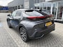 Toyota C-HR / C-HR+ 1.8 HYBRID 140 FIRST-EDITION STOEL/STUURVERW PARK-SENSOREN ELEK-ACHTERKLEP BLIND-SPOT AD-CRUISE APPLE/ANDROID DRAADLOOS-LADEN LM-VELGEN DAB+ CAMERA